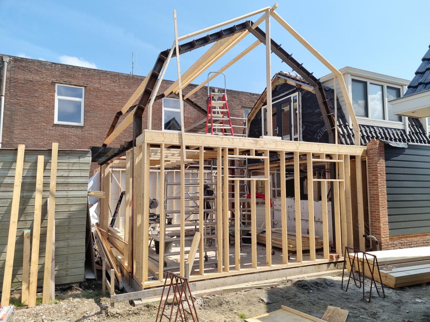 Aanbouw buitenaanzicht - houtskelet en dakconstructie