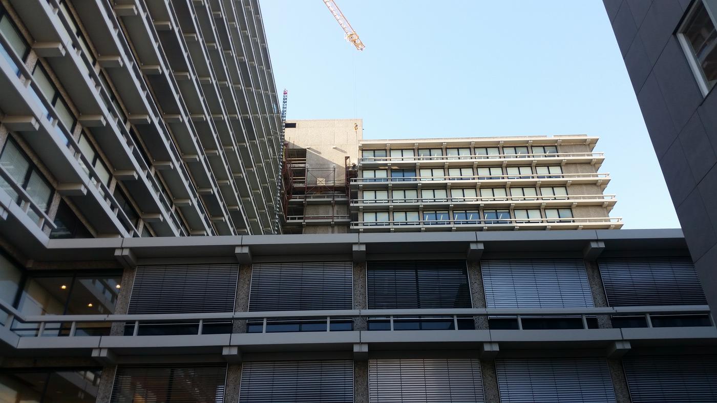 Hangsteiger - Overzicht gebouw met kraan