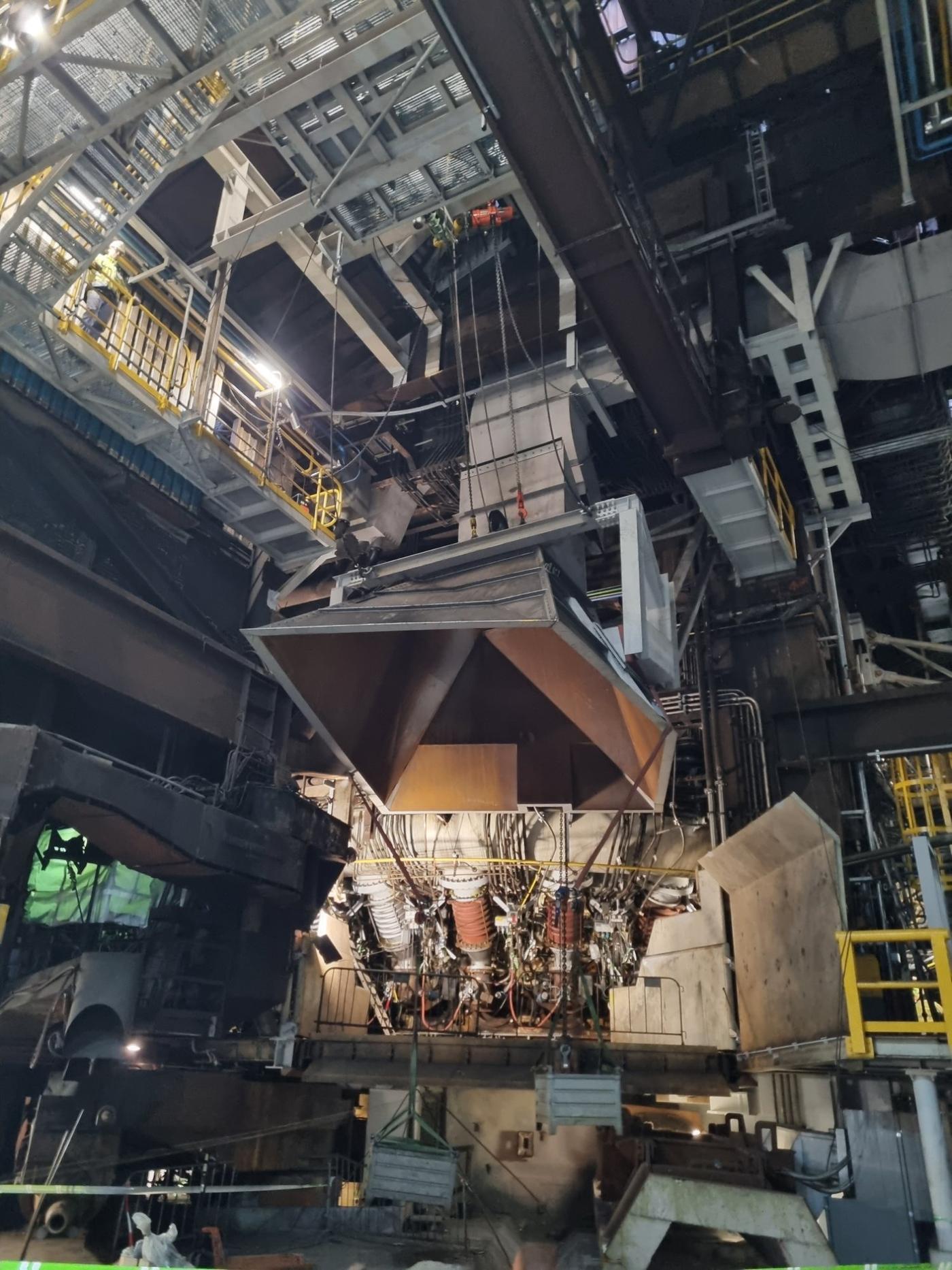 Hoogoven 6 - Hood plaatsing met kraan