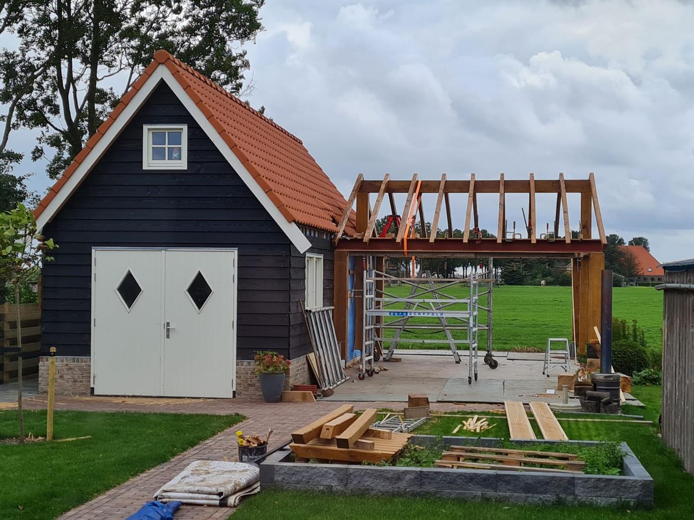 Veranda buitenaanzicht met bijgebouw